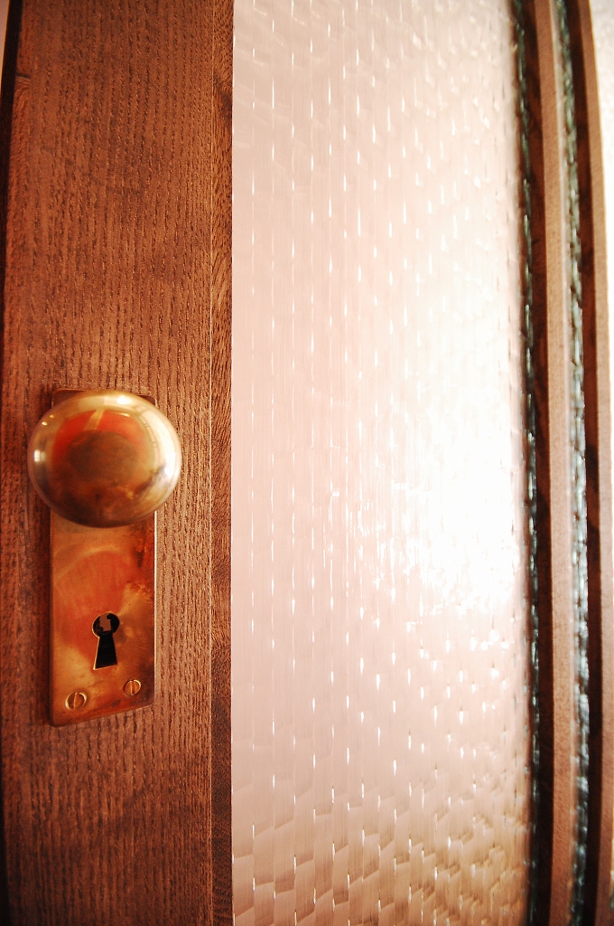 アンティークのドアノブや好きなガラスを設置した扉