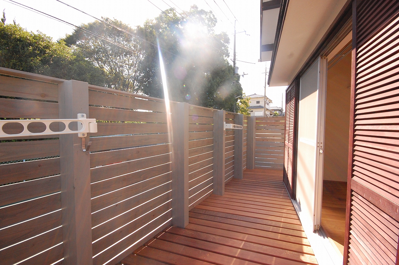 外からの目線を遮るウッドデッキ