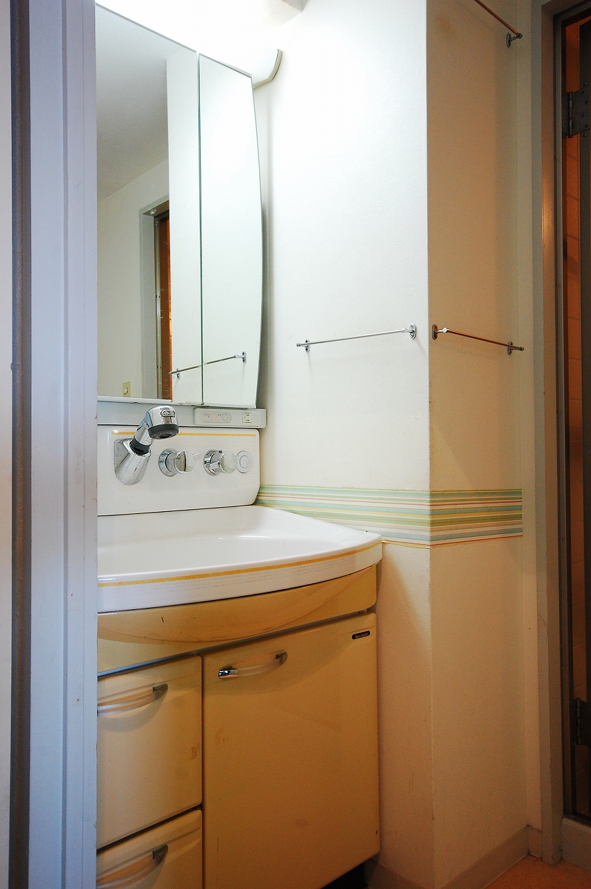 施工前の洗面台