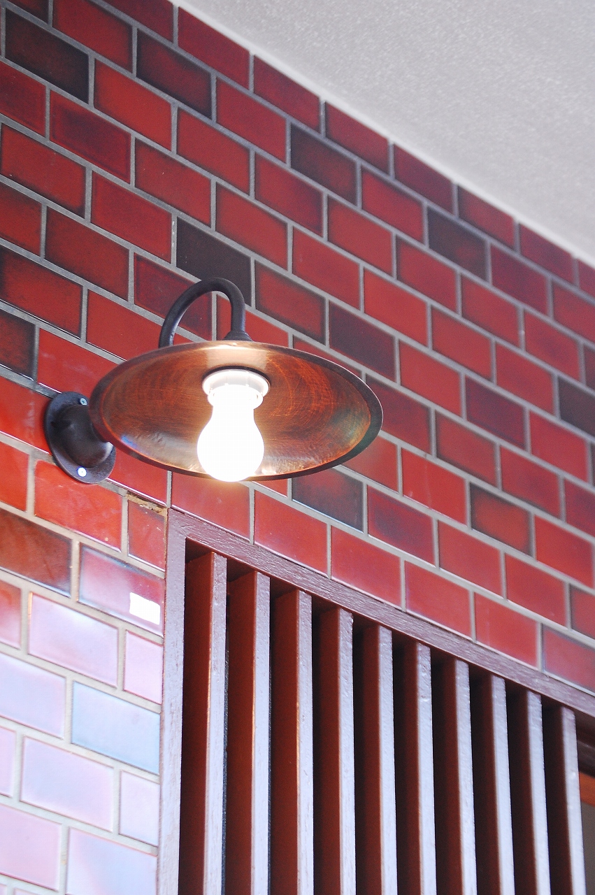 レトロな裸電球の玄関照明