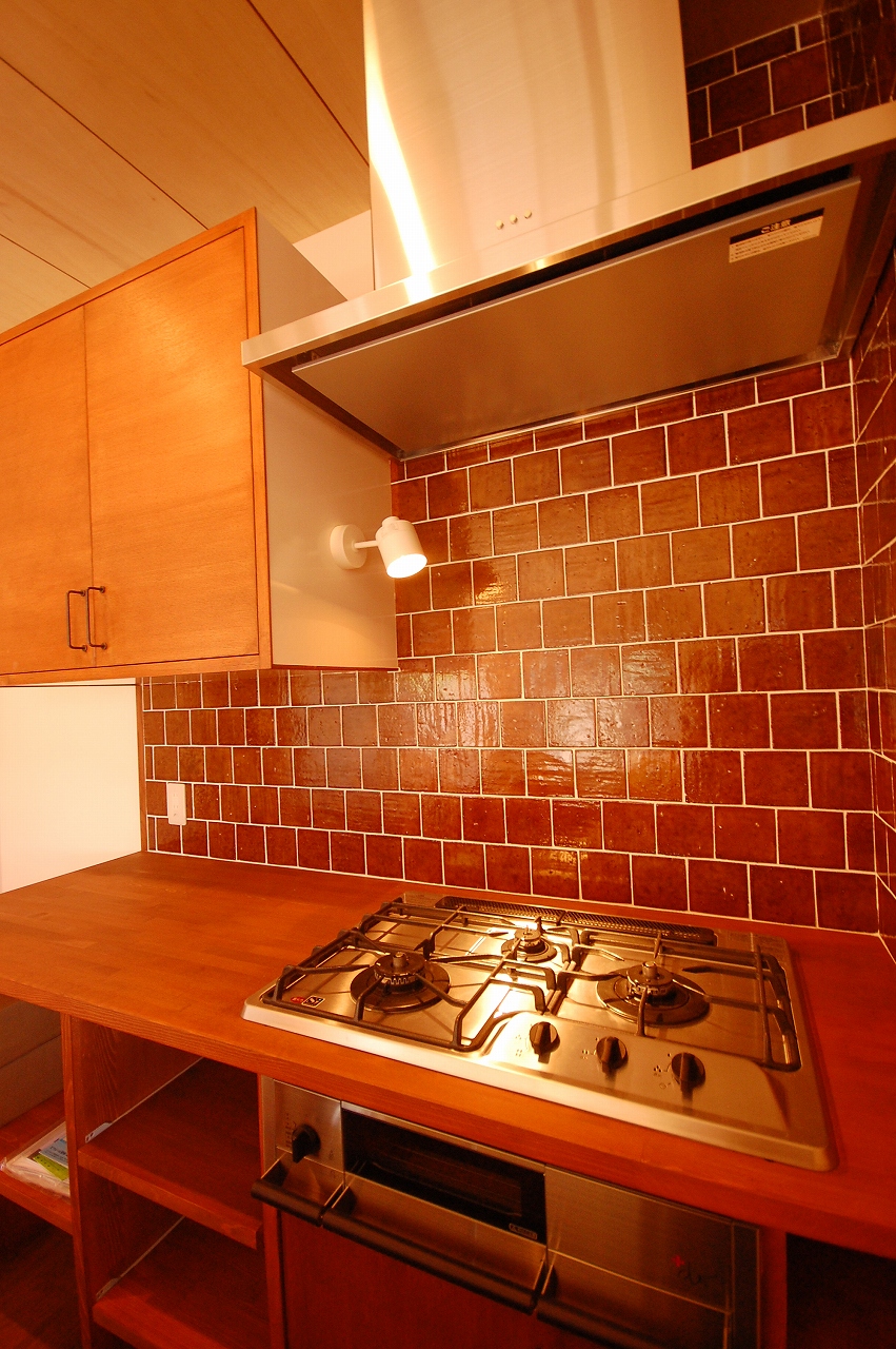 レトロなタイルを張ったオリジナルのキッチン