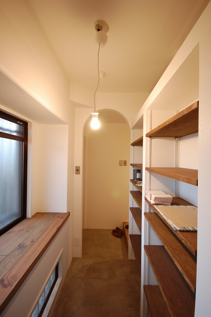 玄関横にある土間続きの収納庫