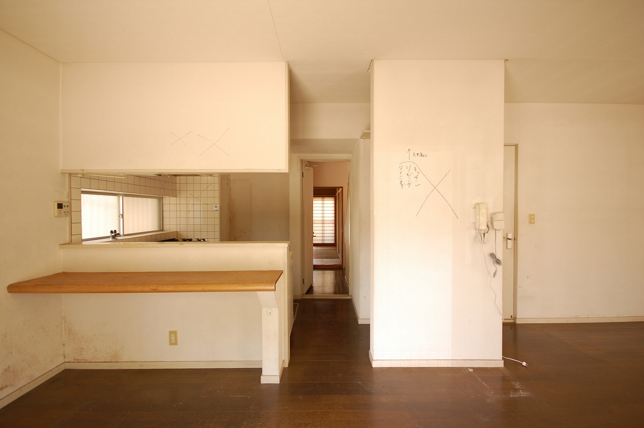 施工前のキッチンと廊下