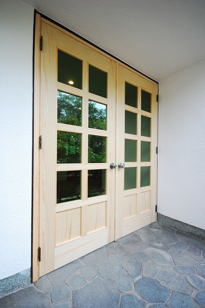 両開きの大きな玄関ドア