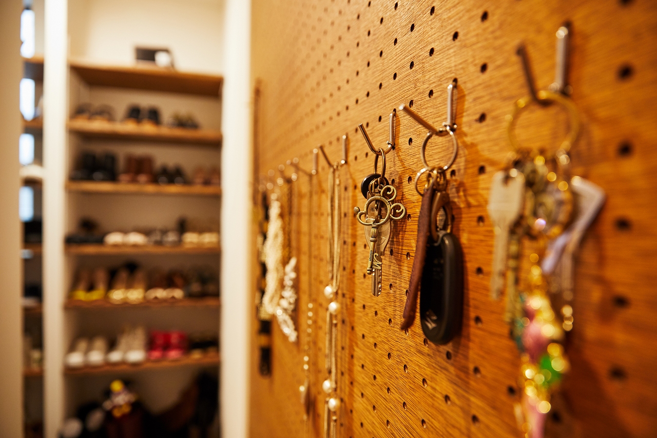 鍵やアクセサリーを掛けて置ける有孔ボード