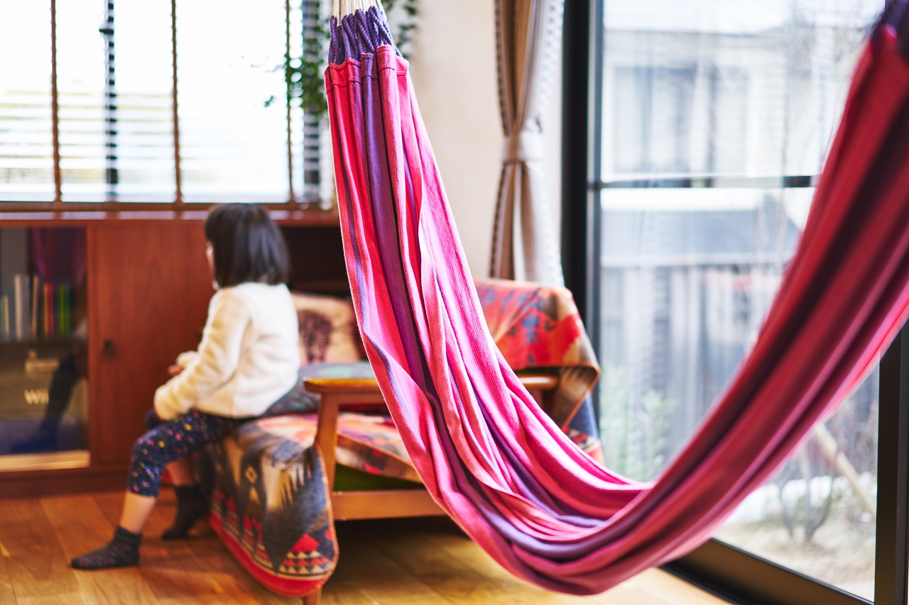 温かい日差しを浴びながら眠るハンモック。