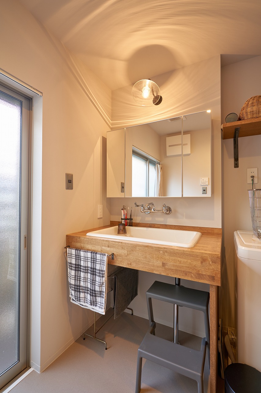 木の温もり感じる造作洗面台