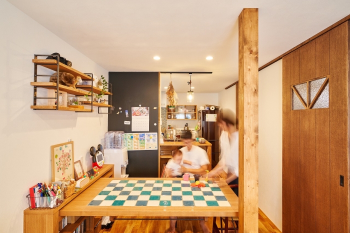 木と風の住まいに仲間入りしたハシゴとタイルたち