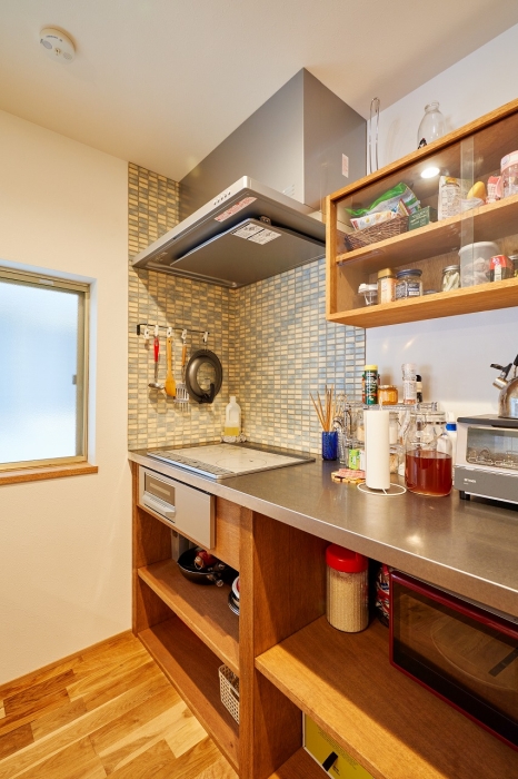収納棚がある明るいキッチン