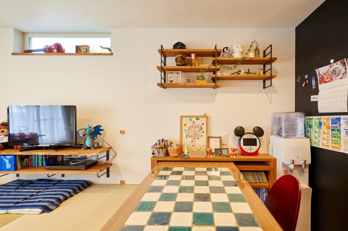 色味が映える可動式造作テーブル