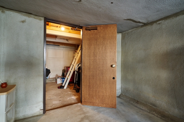 キッチンからガレージへと続く秘密の梯子