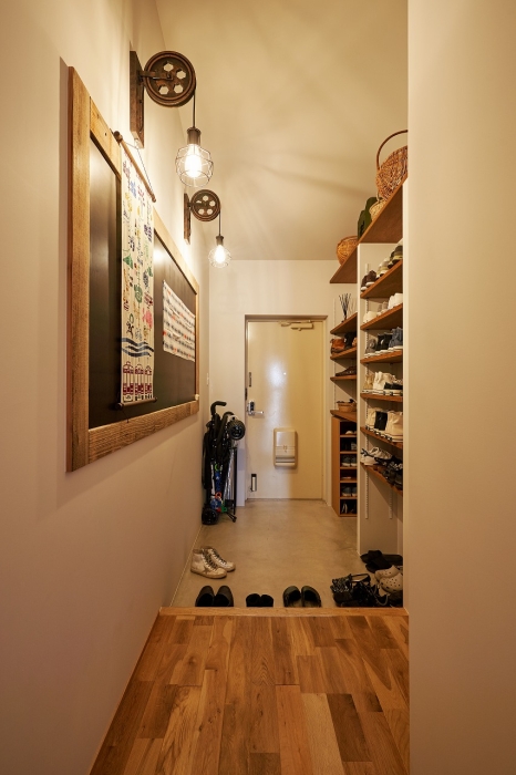 高さを生かした玄関土間