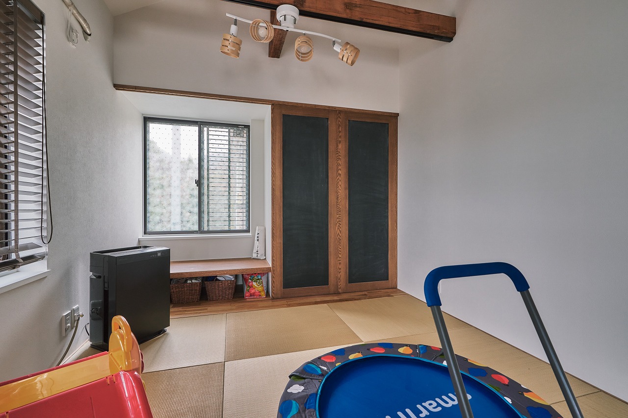 窓の目隠しにもなる黒板扉