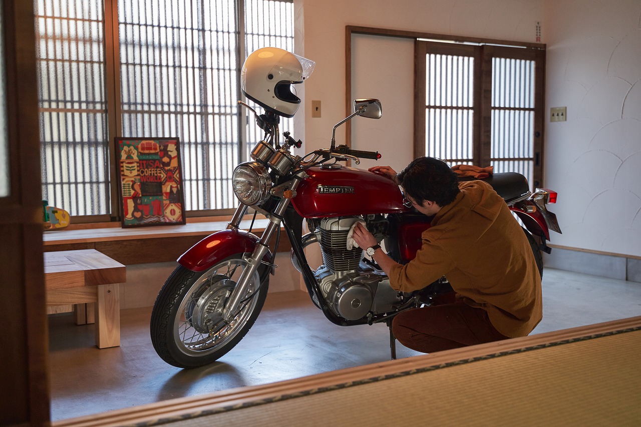 手入れも眺めるも土間にて