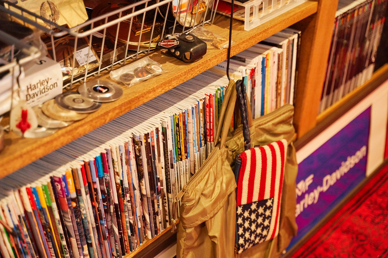 カウンター下の大容量雑誌収納