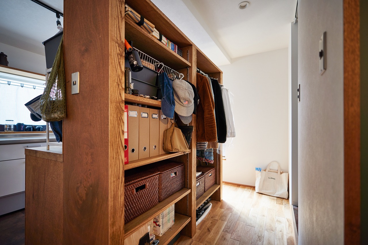 収納棚を中心とした回遊路