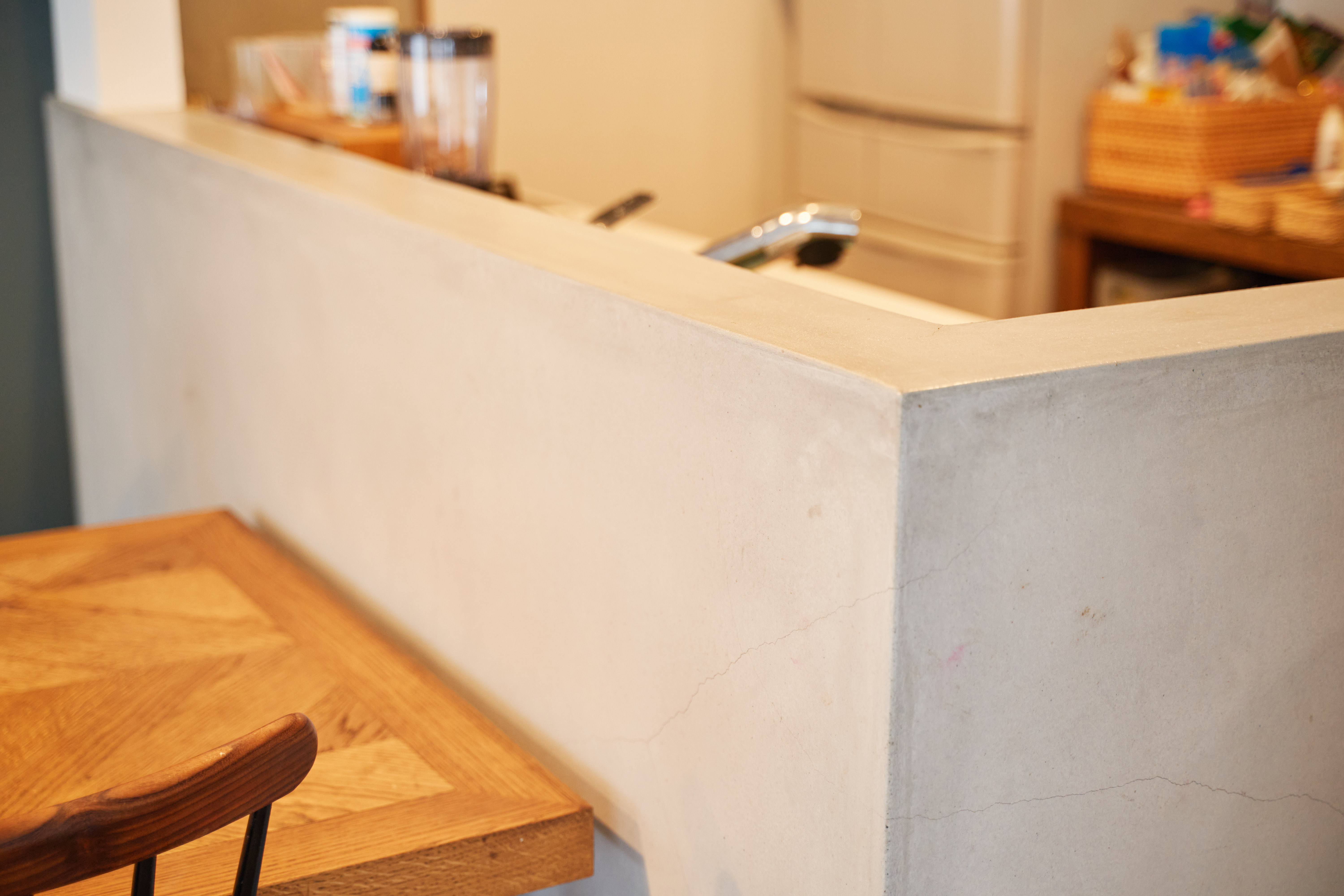 空間を引き締めるモルタルカウンター