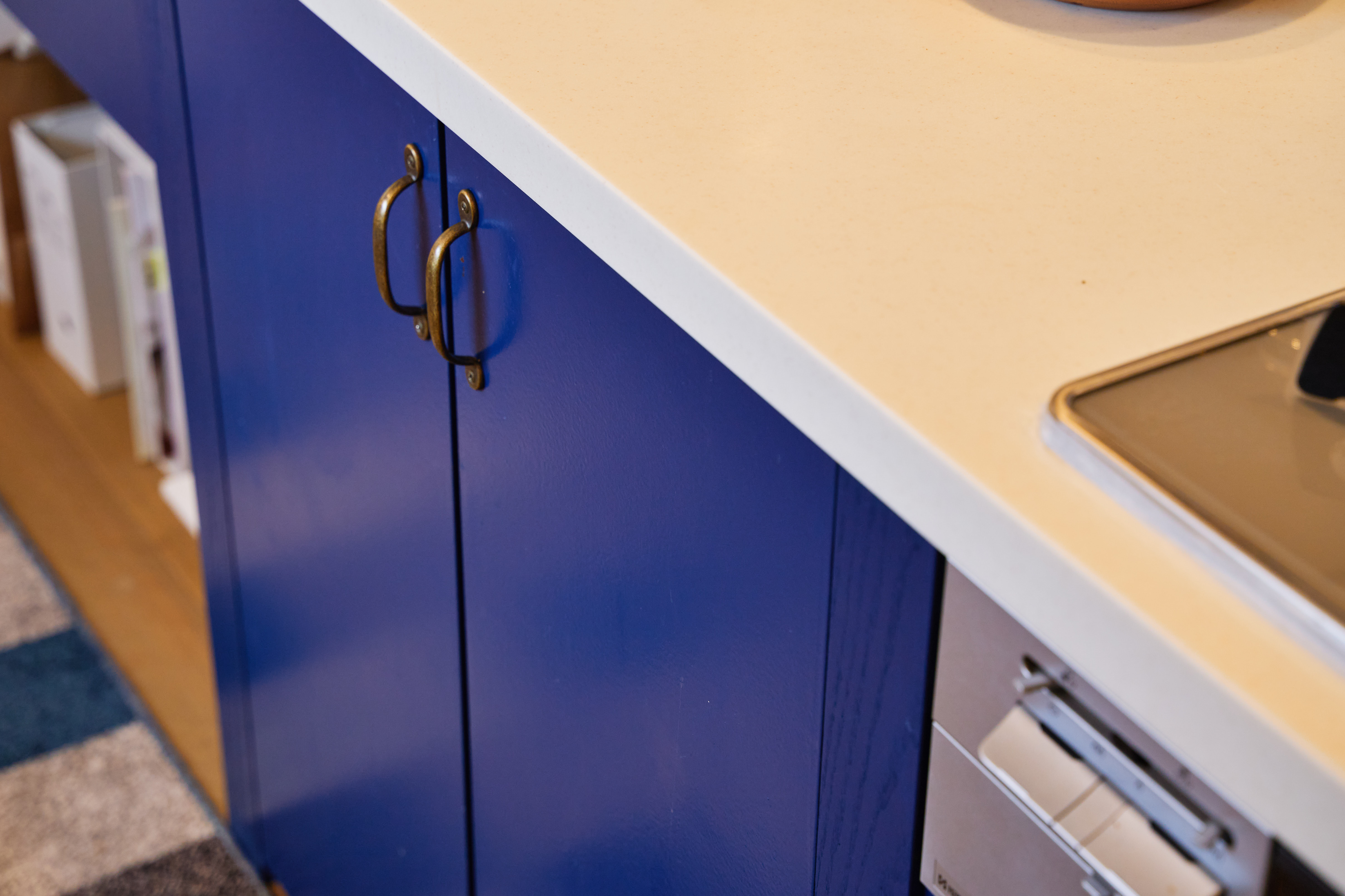 鮮やかな青×白の爽やかキッチン