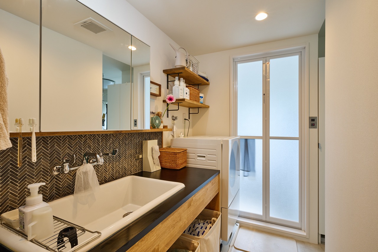 洗面のタイル使いと黒天板