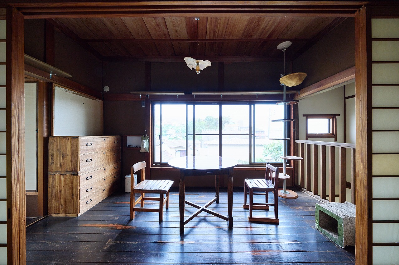 昼も夜も楽しい窓際の特等席