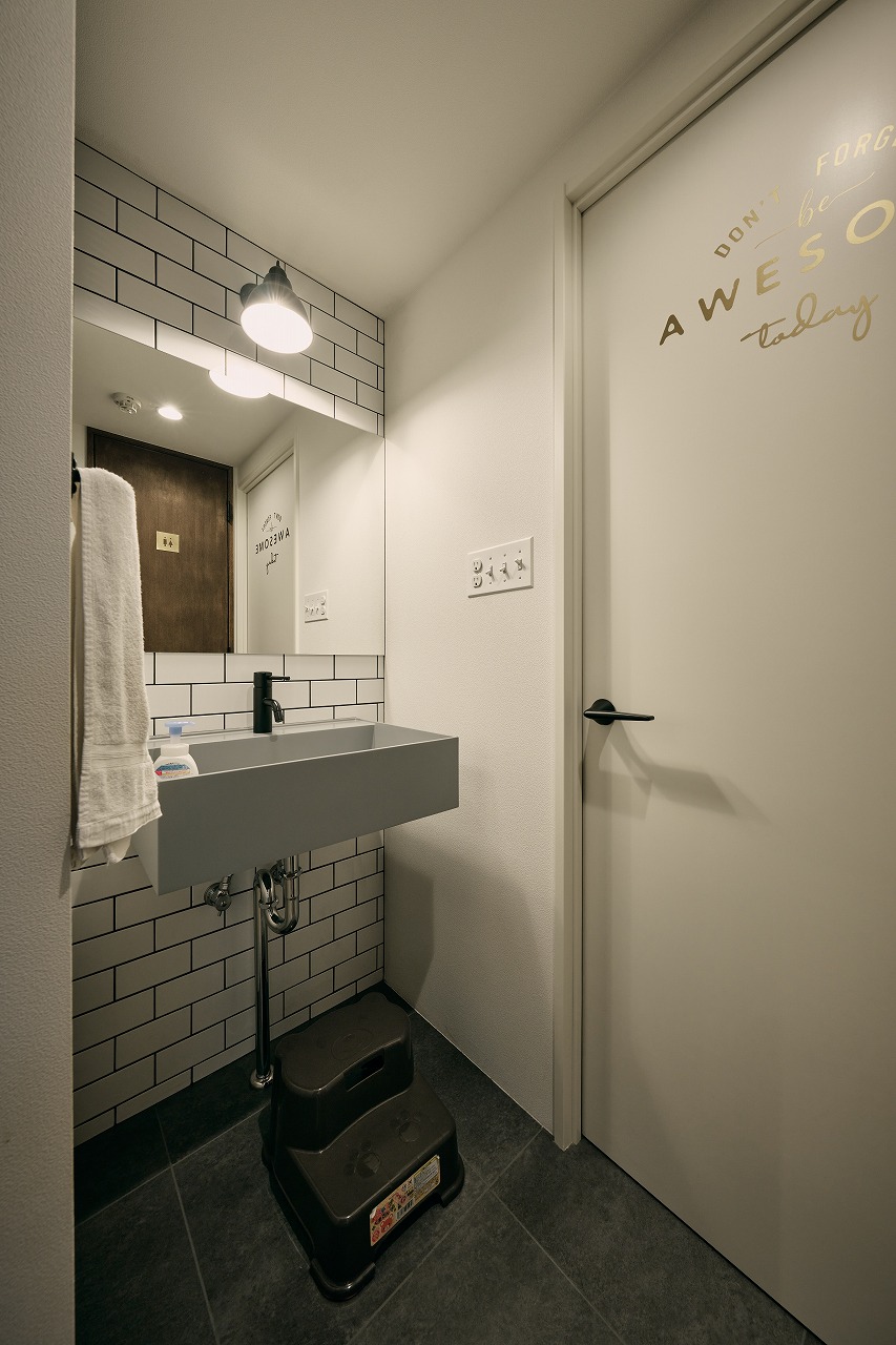 白タイルですっきりまとめたお手洗い