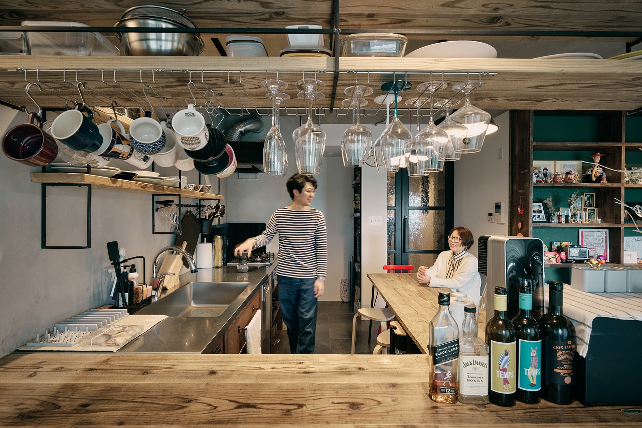 料理を楽しむキッチンダイニング