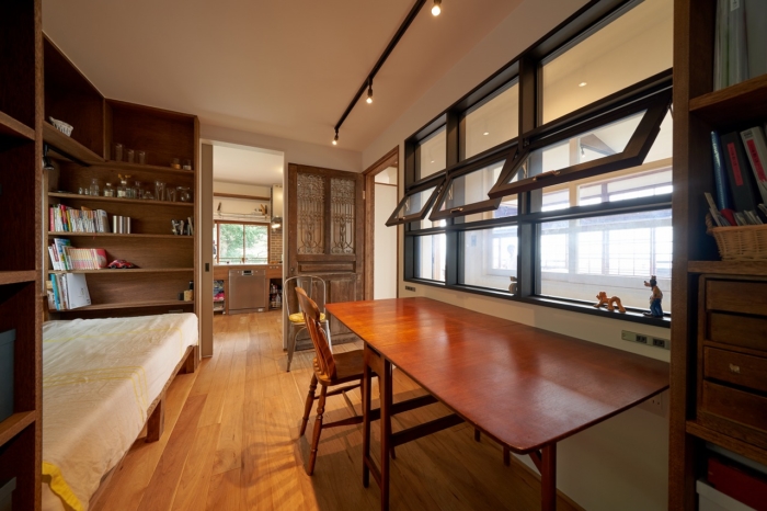 既存の木枠とアンティーク家具が調和した空間