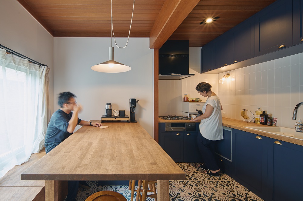 テーブル＆ベンチを造作したキッチン