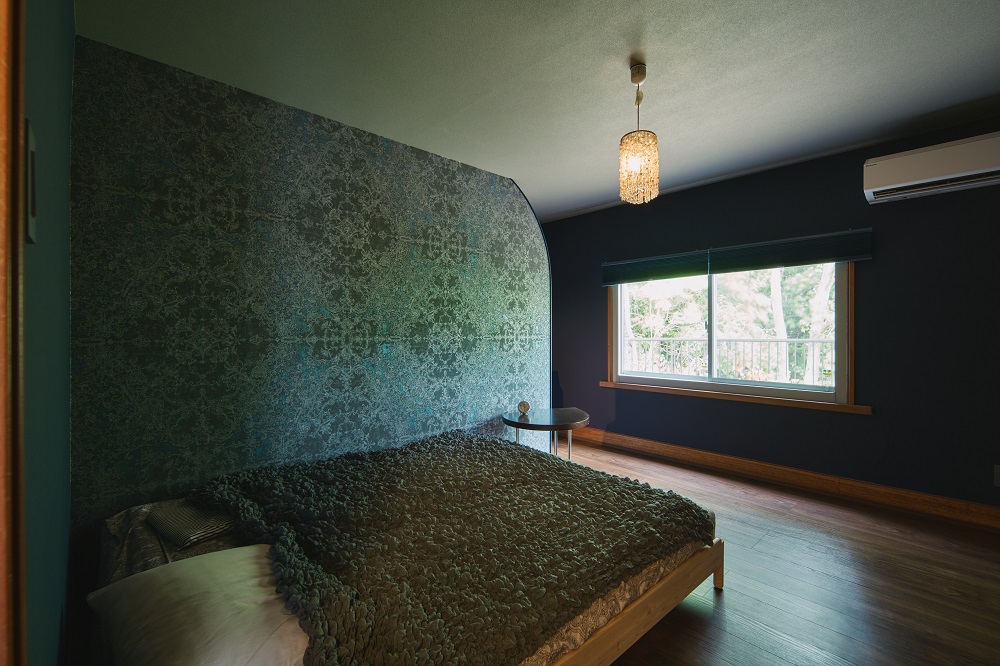 背面に大容量収納がある壁付き寝室