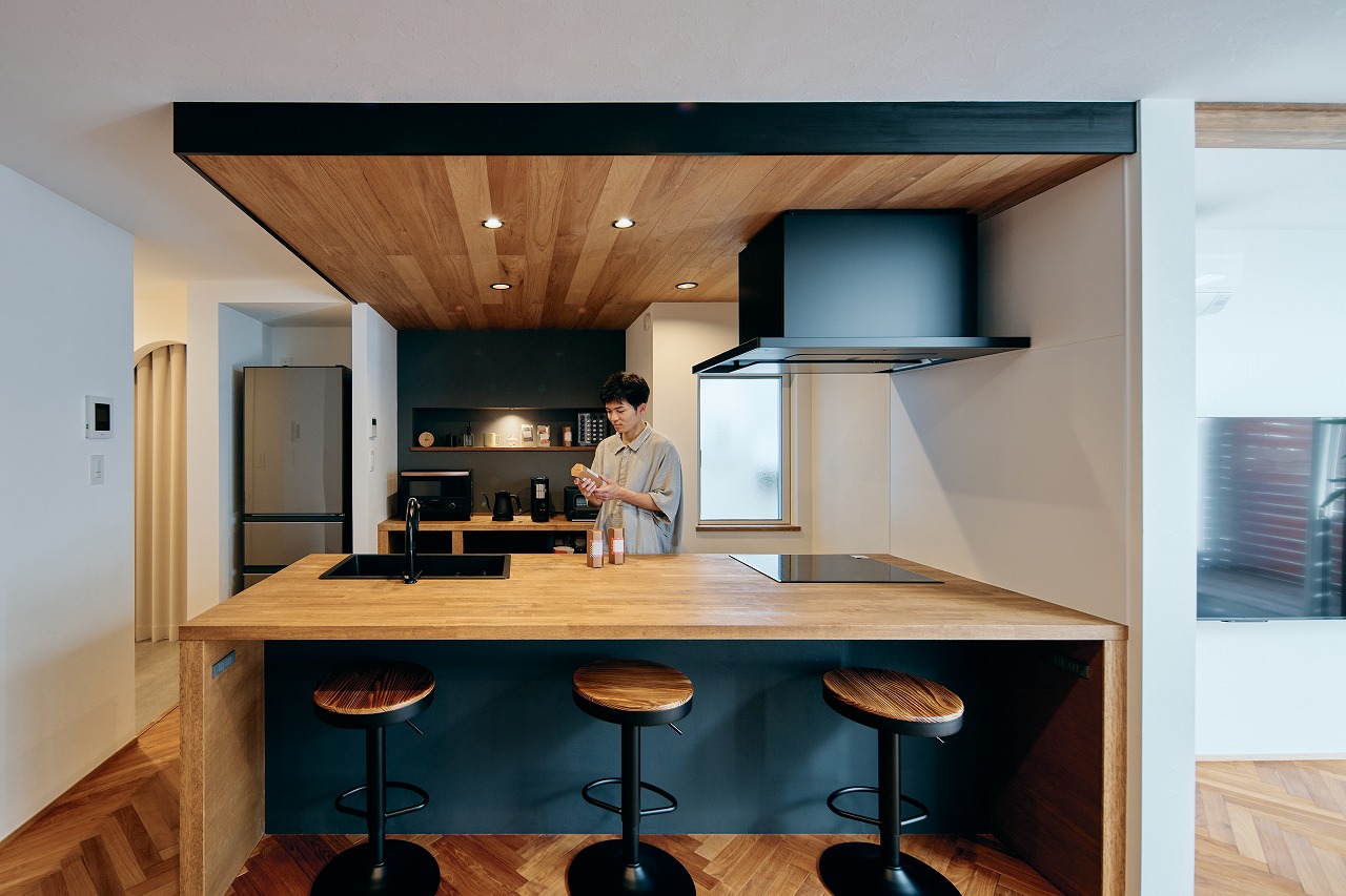 木材×黒でカフェバーのようなキッチン