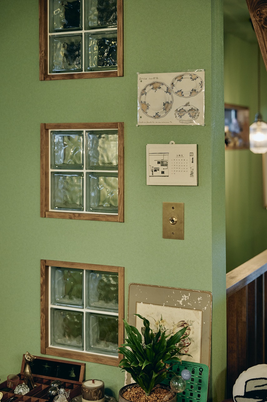 階段上の筋交いとガラスブロック